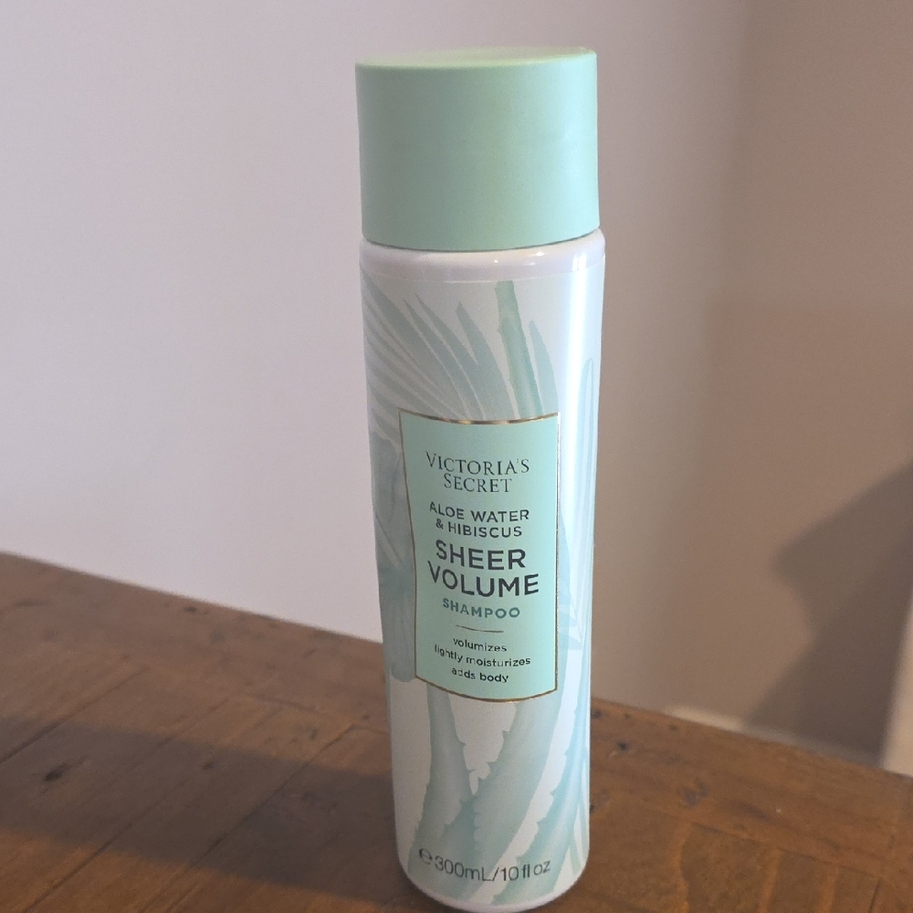 Victoria's Secret Aloe Water & Hibiscus Sheer Volume Shampoo